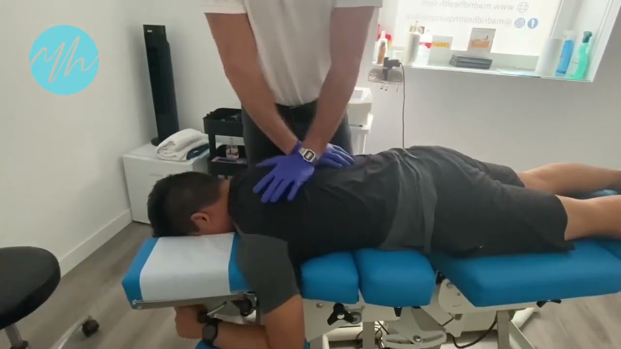 sonar los huesos de la espalda