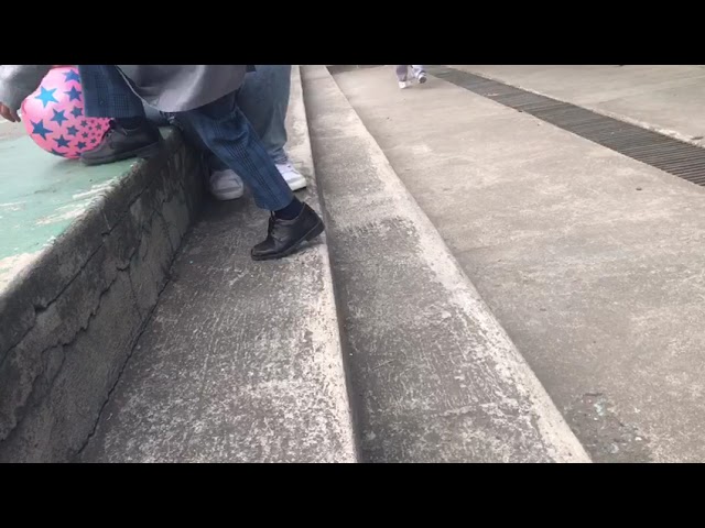 subir y bajar escaleras alternando pies