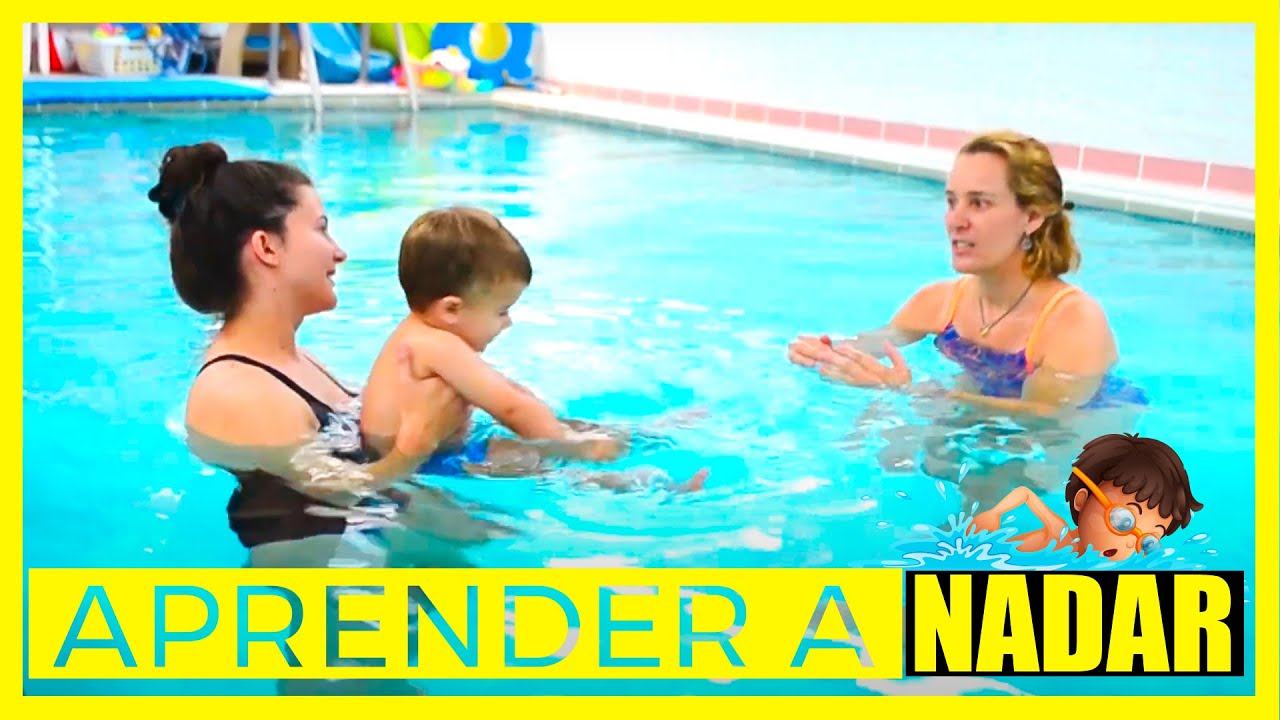 como enseñar a nadar a un niño de dos años